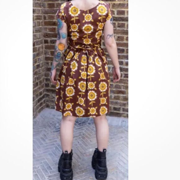 Run & Fly Retro Vintage 50's Style Dress IN Brown Floral Print - Picture 2 of 9